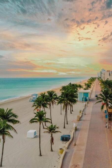 Hollywood Beach, Steps To The Beach, Pool Exterior photo