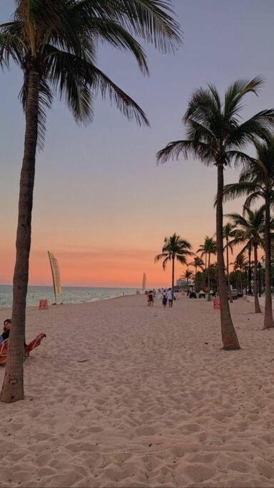 Hollywood Beach, Steps To The Beach, Pool Exterior photo
